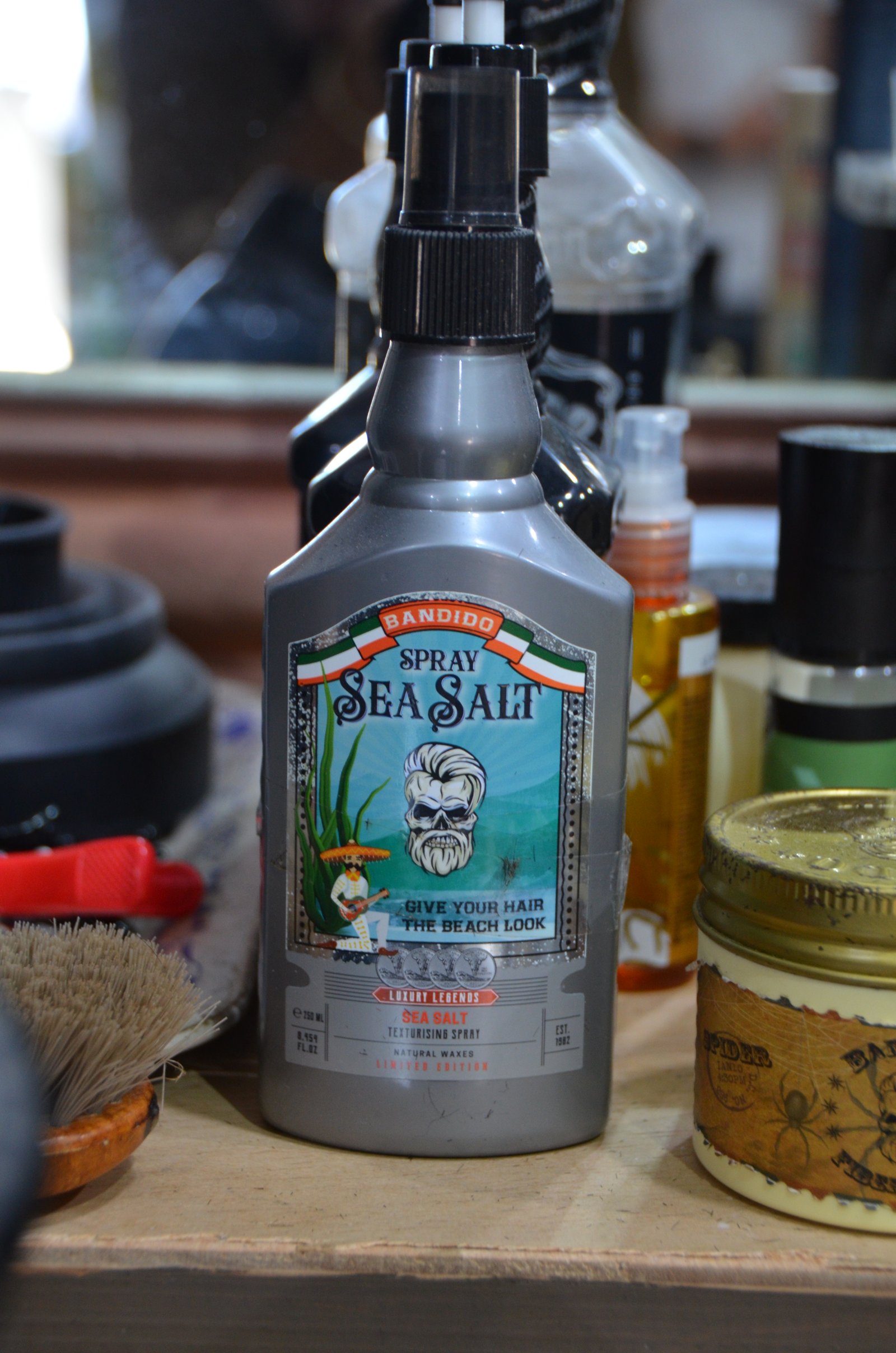 Close-up de tesoura e pente